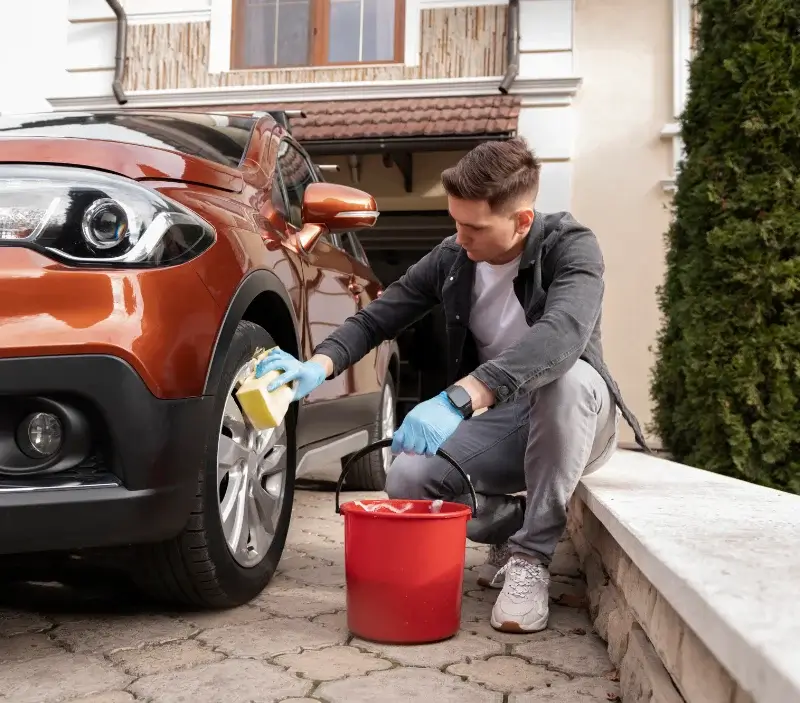 Lavage auto à domicile Montbrun-Bocage : professionnel intervenant sur un véhicule